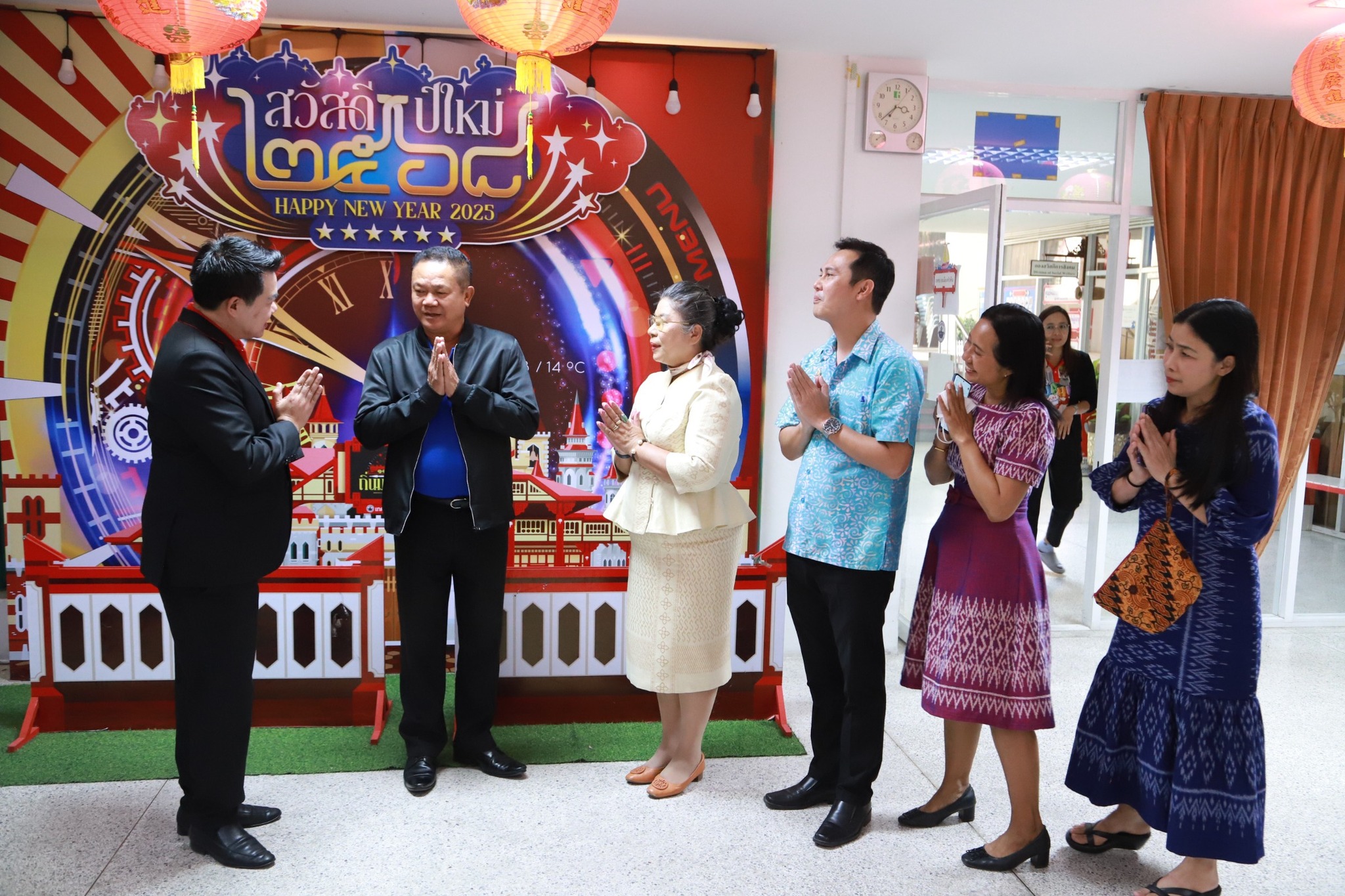 สวัสดีปีใหม่นายกเทศมนตรีเมืองหัวหิน รองนายกเทศมนตรี และปลัดเทศบาล