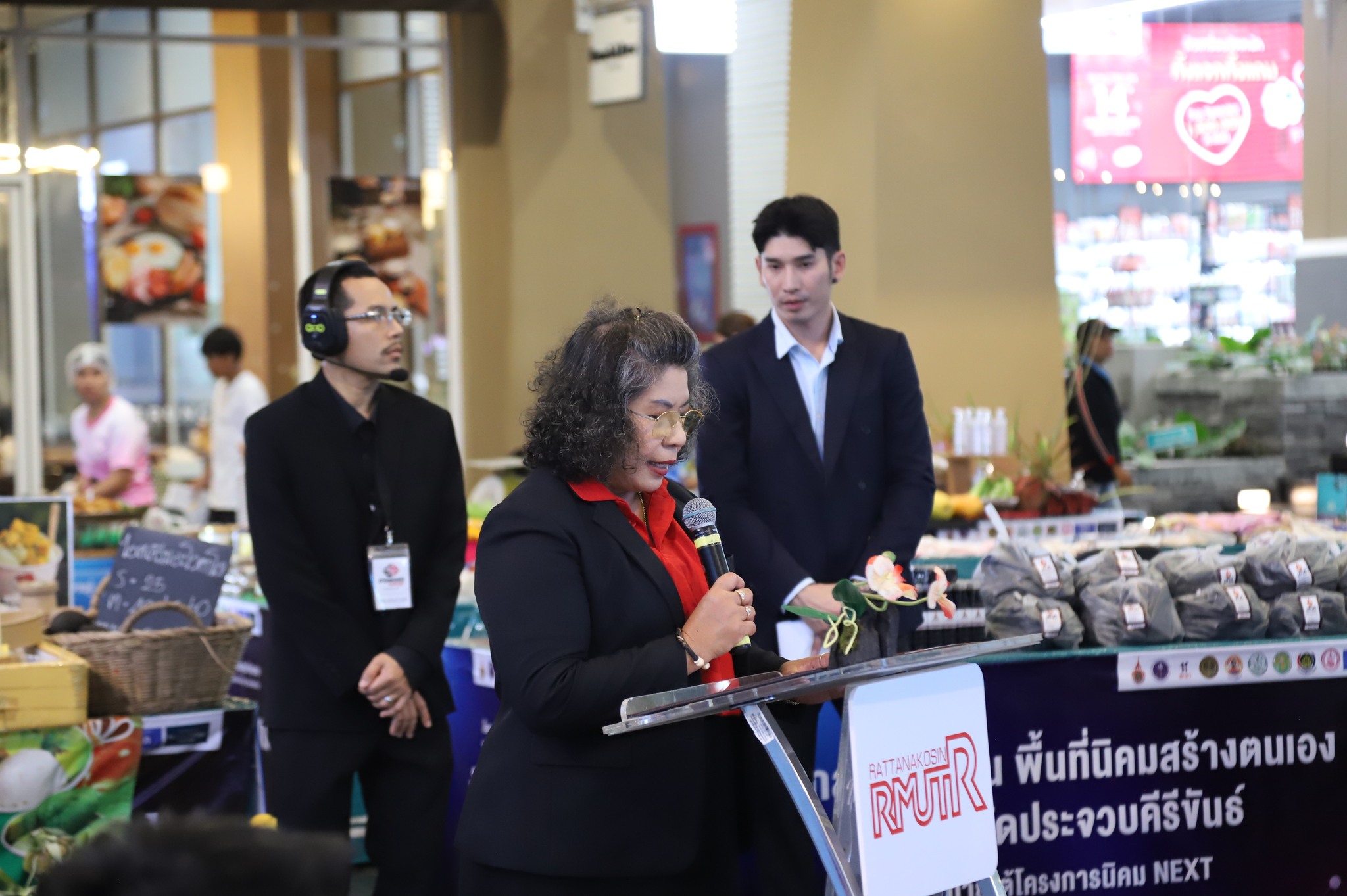 โครงการนวัตกรรมจากรั้วมหาวิทยาลัยสู่ธุรกิจชุมชน “ปันความรู้สู่ชุมชน”