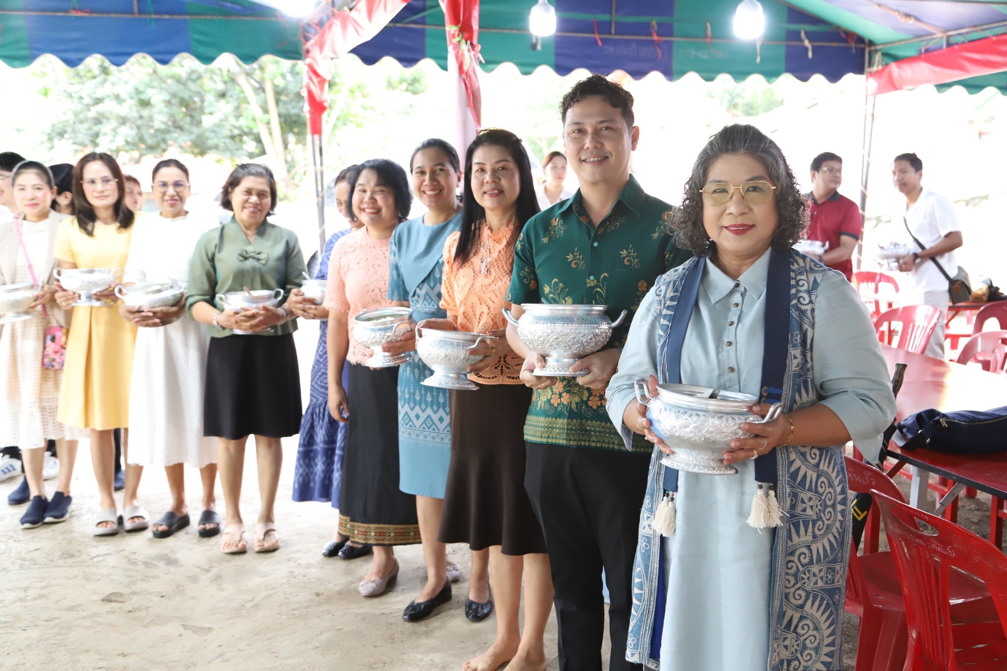 ชาววังไกลฯ ร่วมถวายอาหารคาว-หวาน แก่พระสงฆ์