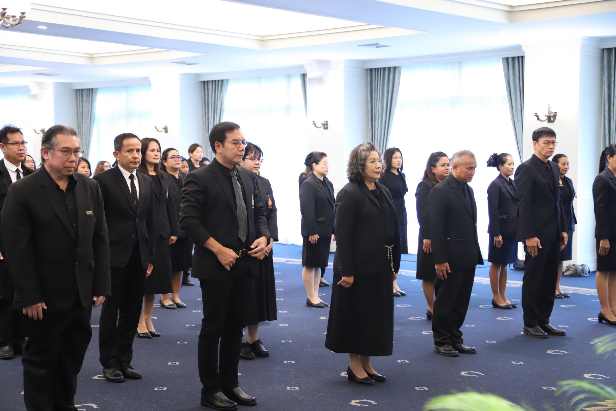 ร่วมถวายบังคมและลงนามน้อมถวายความอาลัยแด่สมเด็จพระนางเจ้าสิริกิติ์ฯ