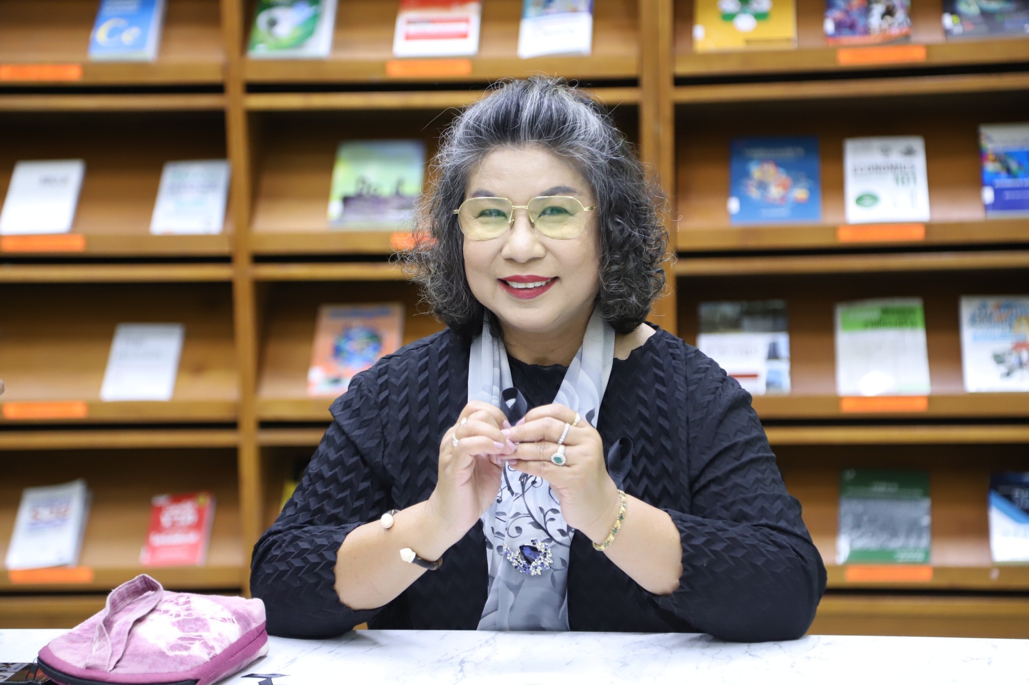 บุคลากรสำนักงานวิทยาเขตวังไกลกังวล ร่วมใจทำโบว์ประดับอกเพื่อถวายความอาลัย