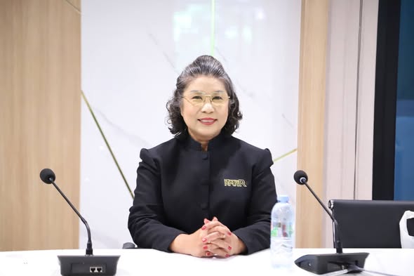 บริษัท บิ๊ก คาเมร่า คอร์ปอเรชั่น จำกัด (มหาชน) มอบอุปกรณ์ไฟสตูดิโอให้กับสาขาสื่อ