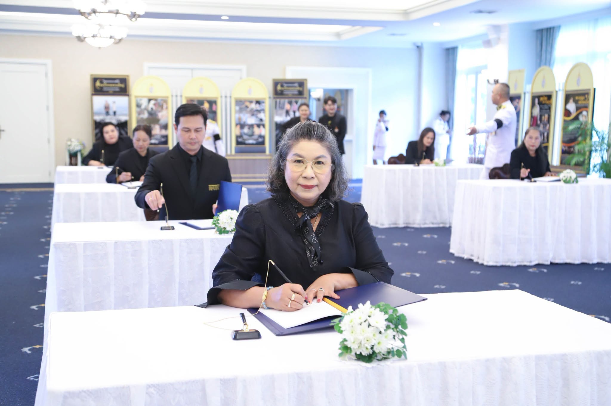 ลงนามถวายความอาลัย และถวายสักการะเบื้องหน้าพระรูป สมเด็จพระเจ้าลูกเธอ