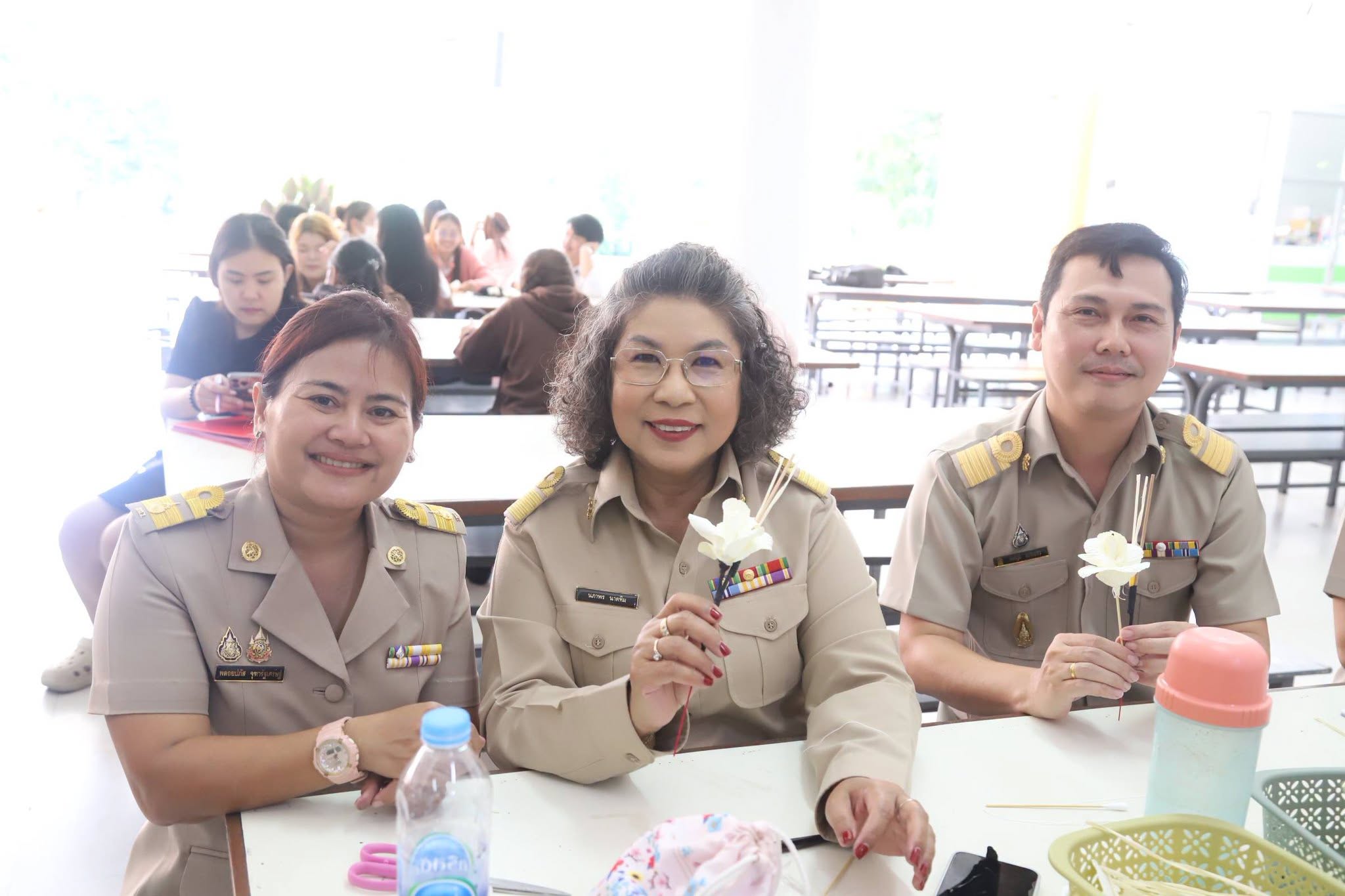 วิทยาเขตวังไกลกังวล ร่วมใจจัดทำดอกไม้จันทน์ เนื่องในพระราชพิธีถวายพระเพลิงพระบรม