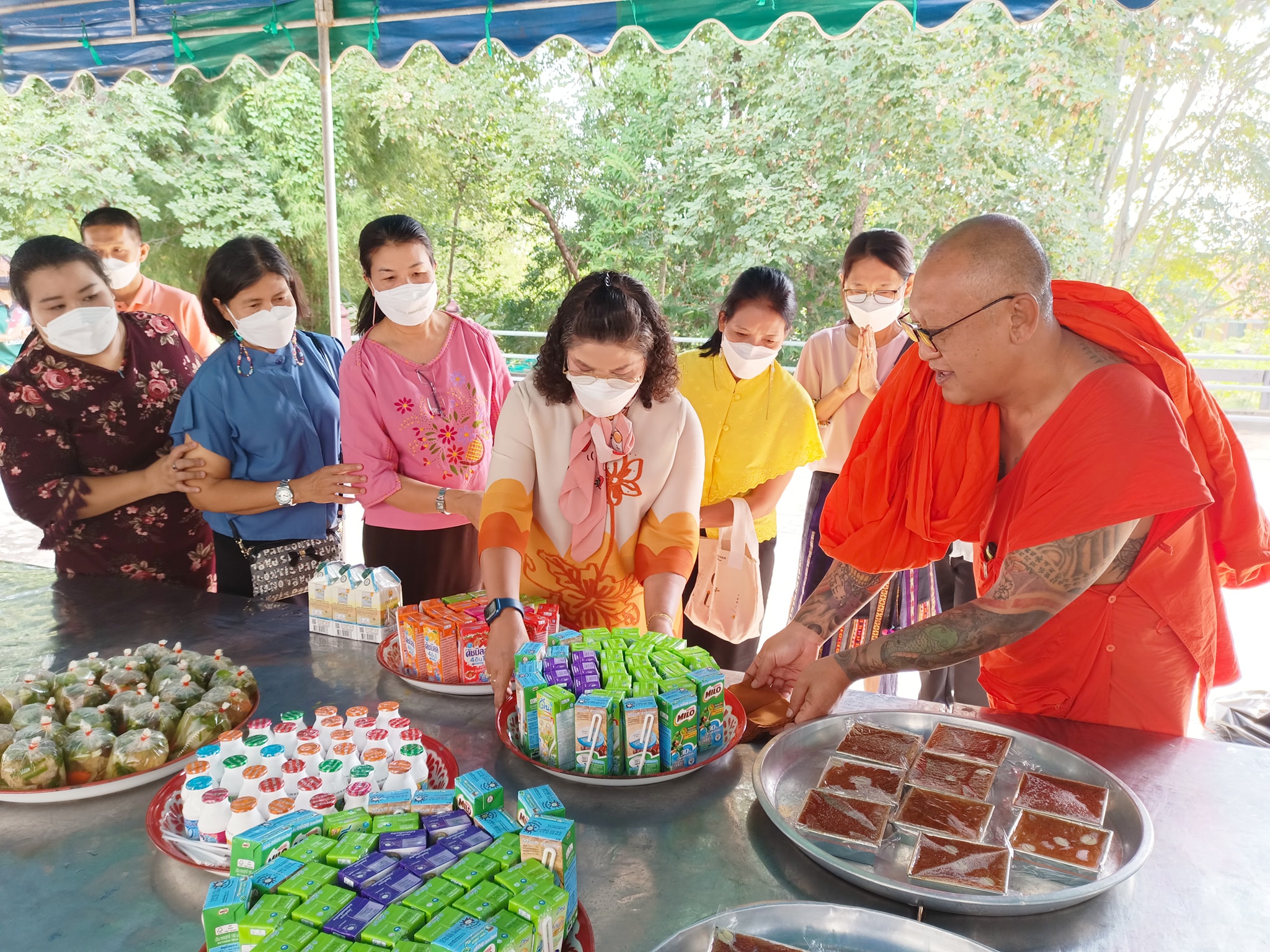 ถวายอาหารแก่พระภิกษุอยู่ปริวาสกรรมและปฏิบัติธรรม (18-10-65)