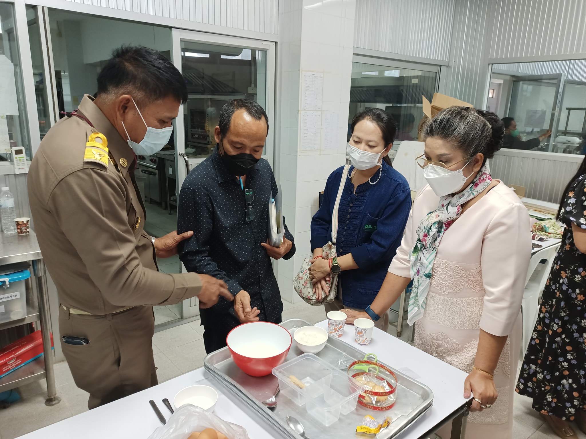 รองอธิการบดีร่วมนำเกษตรจังหวัดประจวบฯชมการอบรมการฝึกปฏิบัติ (6-1-66)