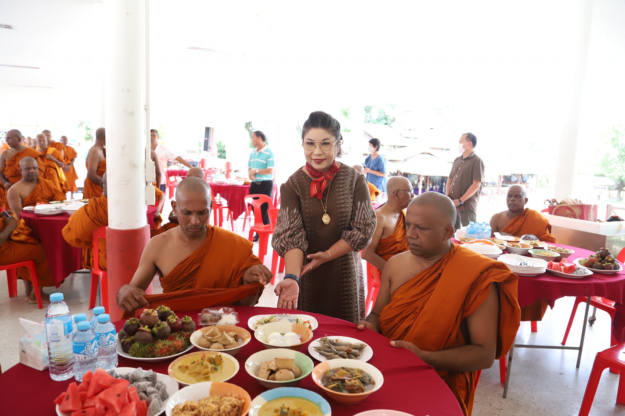 ถวายภัตตาหารเพลแก่พระสงฆ์ศรีลังกา วัดห้วยมงคล